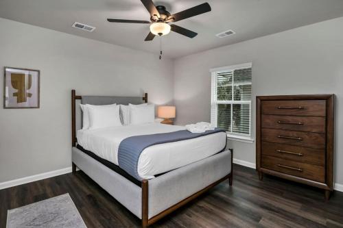 a bedroom with a bed and a ceiling fan at Hampton Cottage - DT COLA in Columbia