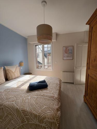 a bedroom with a large bed and a window at L'Eclat Marin échappée mer in Étretat