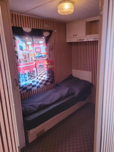 a small room with a small bed in the corner at Mobilhome Apartments in Bechhofen