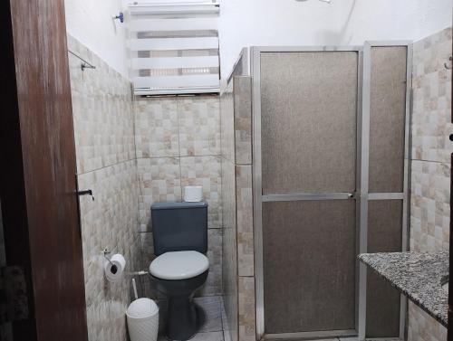 a small bathroom with a toilet and a shower at Casa em Saquarema praia e verde in Saquarema