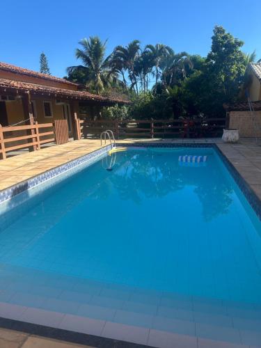 a swimming pool in front of a house at Casa em Praia Seca - Ideal para familia- Piscina- Churrasco- Em Condominio in Araruama