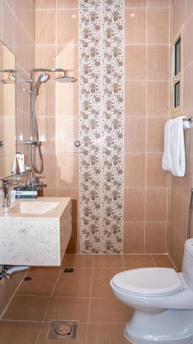 ein Badezimmer mit Toilette, Waschbecken und Dusche in der Unterkunft فندق نخبة الجوي Elite Express Hotels in Riad