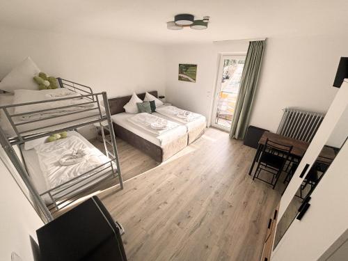 a small room with two bunk beds and a table at pfefferHÄUSL in Regen