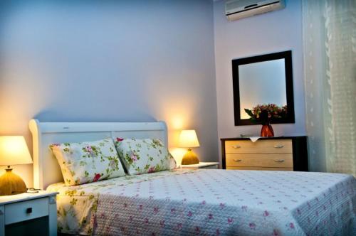 um quarto com uma cama, uma cómoda e um espelho em Love Greece Apartments em Nafplio