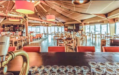 a dining room with a table and chairs in a restaurant at Ferienhaus Chalet Spaciosa Lauwersmeer in Lauwersoog