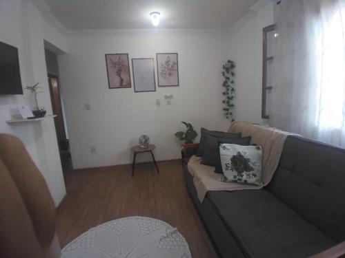 a living room with a couch and a table at Maxi conforto e vista para o Itacolomi in Ouro Preto