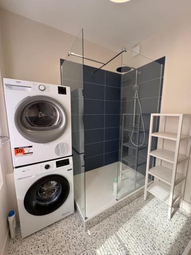 a washing machine and a washer in a bathroom at L'Eclat Marin échappée mer in Étretat