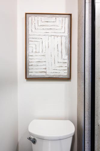 ein Bild, das über einer Toilette im Badezimmer hängt in der Unterkunft Lofts Le Petit Champlain in Québec