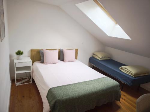 Private Bedrooms in a Shared House, 5th floor, Praça Camões in Bairro Alto