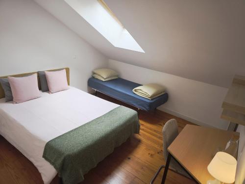 Private Bedrooms in a Shared House, 5th floor, Praça Camões in Bairro Alto