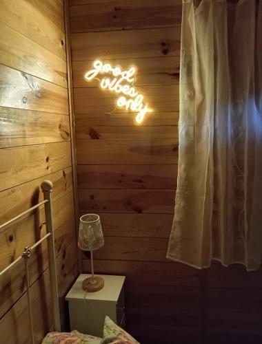 a room with a sign that says hope on the wall at El Rincón de María. in Riópar