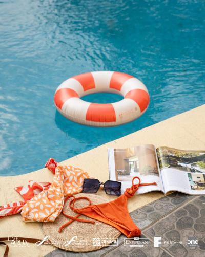 a swimming pool with a life preserver and a book and a life preserver at Gamma Cuernavaca Puerta Paraiso in Cuernavaca
