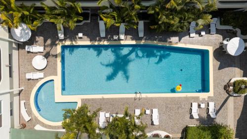 an overhead view of a swimming pool at a resort at Gamma Cuernavaca Puerta Paraiso in Cuernavaca