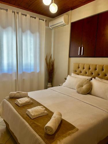 a bedroom with a large bed with two towels on it at Dirfys House in Káto Stení