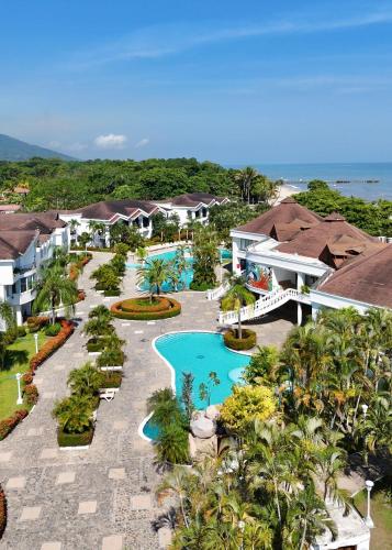 an aerial view of a resort with a swimming pool at Hotel Palma Real in Sambo Creek