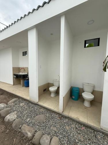 a bathroom with two toilets and a sink at Casa La Herencia in Huaral