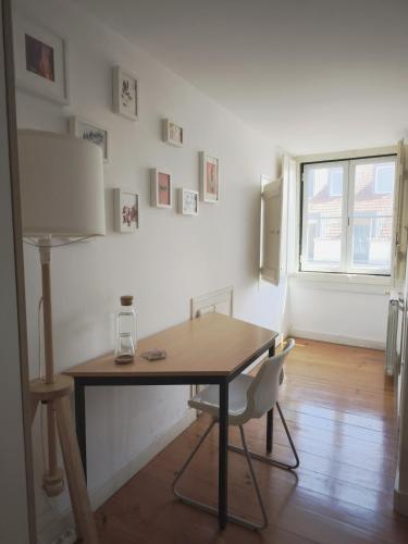 Private Bedrooms in a Shared House, 5th floor, Praça Camões in Bairro Alto