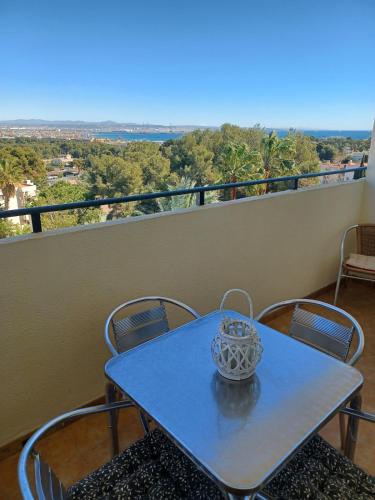 Vistas al mar, piscina y playa en Cap Salou