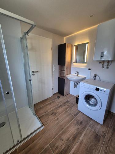 a bathroom with a washing machine and a sink at Ferienhaus am Helenesee 17 in Frankfurt Oder