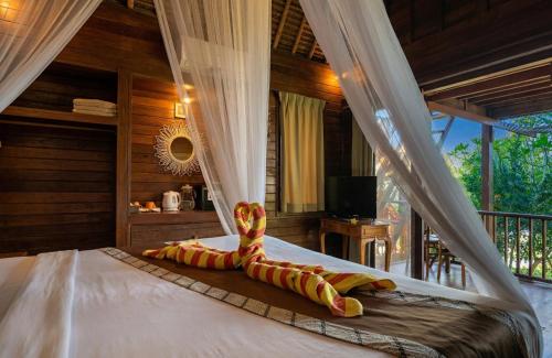 a bedroom with a bed with at The Dafish Ceningan in Nusa Lembongan