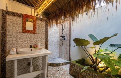 a bathroom with a sink and a shower at The Dafish Ceningan in Nusa Lembongan
