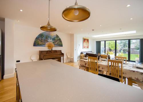 a kitchen and dining room with a table and chairs at Transvaal House Ely in Ely