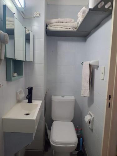 een kleine badkamer met een toilet en een wastafel bij Apio Studio Centro in Buenos Aires