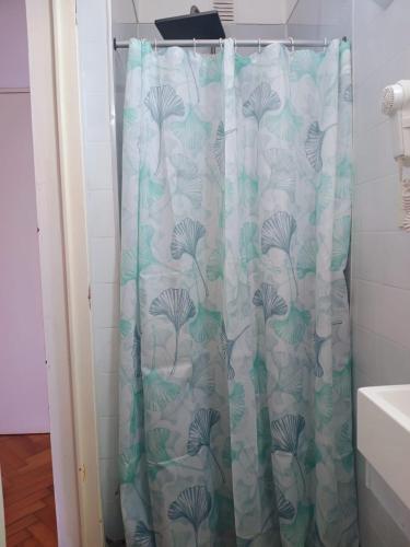 una tenda da doccia in un bagno accanto a un lavandino di Apio Studio Centro a Buenos Aires