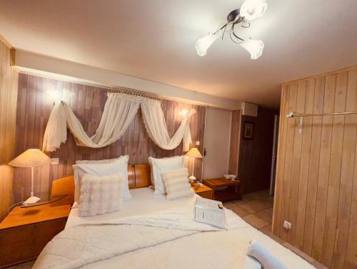 Chambre d'hôte grise avec petit dejeuner Sauna et jacuzzi en option