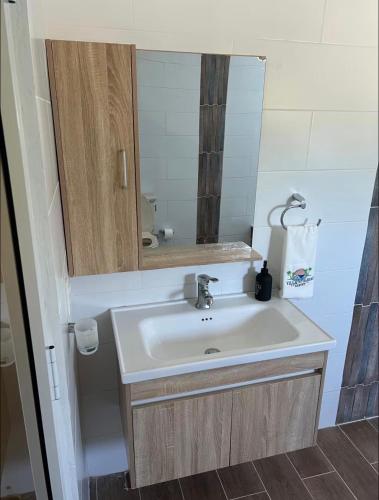 a bathroom with a sink and a mirror at Villa Barias in Baní