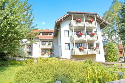 a white apartment building with flowers on balconies at Sonnenschein in Bad Hindelang
