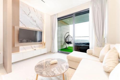 Lux Studio with Private Jacuzzi High Floor Downtown