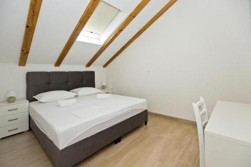 Apartments with WiFi Hvar - 25301