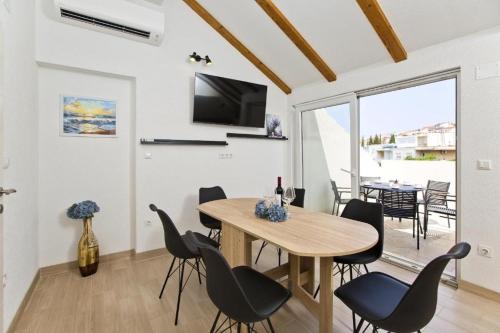 Apartments with WiFi Hvar - 25301