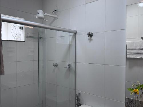a bathroom with a shower with a glass door at Apartamento da Rosa Rua Epaminondas Otoni Número 777 in Teófilo Otoni