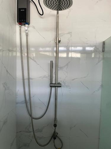 eine Dusche mit Duschkopf im Badezimmer in der Unterkunft Sanibelle Hotel in Coron