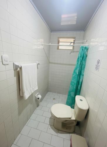ein weißes Badezimmer mit Toilette und Dusche in der Unterkunft Bread Fruit Lodge in San Andrés