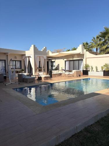 ein großer Swimmingpool vor einem Haus in der Unterkunft Dar Timi in Ech Chaïbat