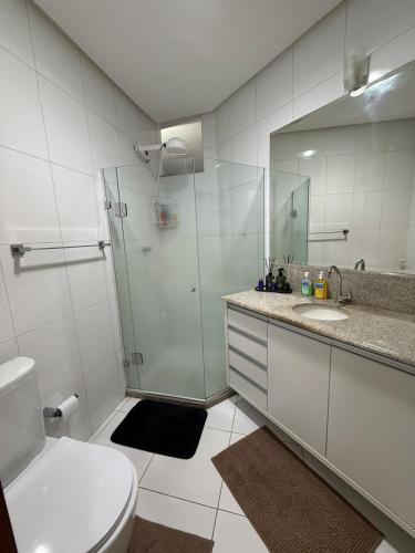 a bathroom with a shower and a toilet and a sink at Apartamento moderno - Amazonas Flat in Manaus