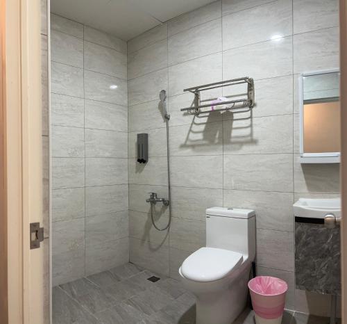a bathroom with a shower with a toilet and a sink at 好客輕旅 in Donggang