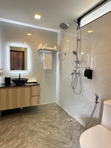 a bathroom with a shower and a sink at Oasis VangVieng Resort & Cafe in Ban Naka