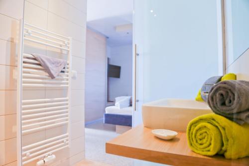 ein Bad mit einer Badewanne und ein Zimmer mit einem Handtuch in der Unterkunft Pension Reiter-Moravec in Seewalchen