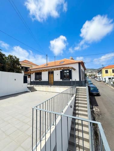 Spacious Boho 3BR House with Parking & Self Check-in