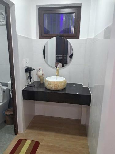 a bathroom with a sink and a mirror at Mộc View House in Mộc Châu