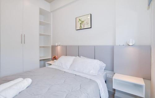 a white bedroom with a bed and a desk at Cozy Apt Pool CoWorking U116 in Fernando de la Mora