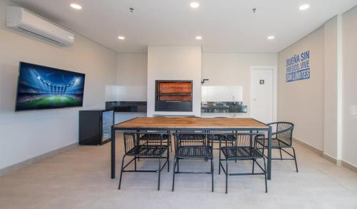 a dining room with a table and chairs at Cozy Apt Pool CoWorking U116 in Fernando de la Mora