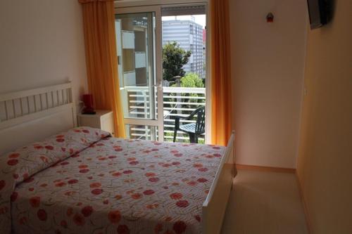 a bedroom with a bed and a window with a view at Hotel Capri in Grado