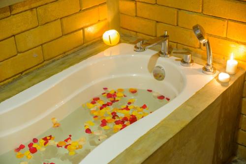 Kylpyhuone majoituspaikassa Karunakarala Ayurveda Resort