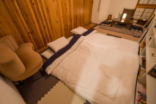 a bedroom with a large bed in a room at Spacious Traditional Japanese House with Modern Amenities near Shibuya for Families and Groups up to 8 Guests in Tokyo