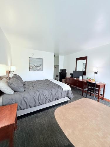 a hotel room with a bed and a desk and a desk at John Day Motel in John Day